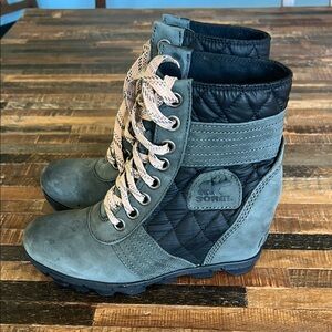 Sorel Lexie wedge Green and Black Lace-Up Boots with Rugged Design